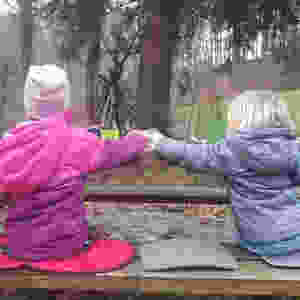 Die Kinder beim Outdoor-Popcorn-Essen