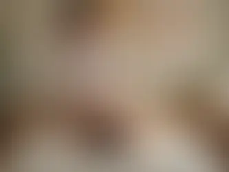 Paciene deitada recebendo massoterapia profissional em ambiente calmo de clínica de bem-estar 