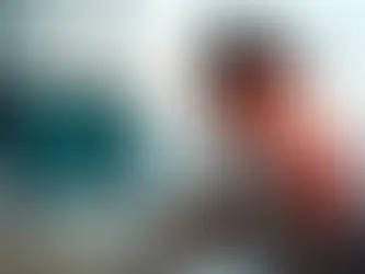 Pessoa em escritório sentado ao computador com dor no pescoço irradiando para o ombro