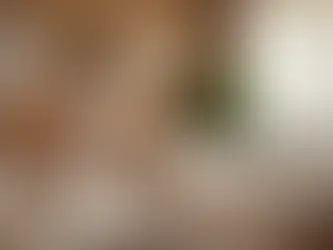 Sala de massagem com três macas preparadas para diferentes tipos de massagem
