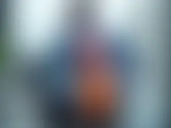 Homem sentado no escritório com dor no glúteo e perna por ciático irritado