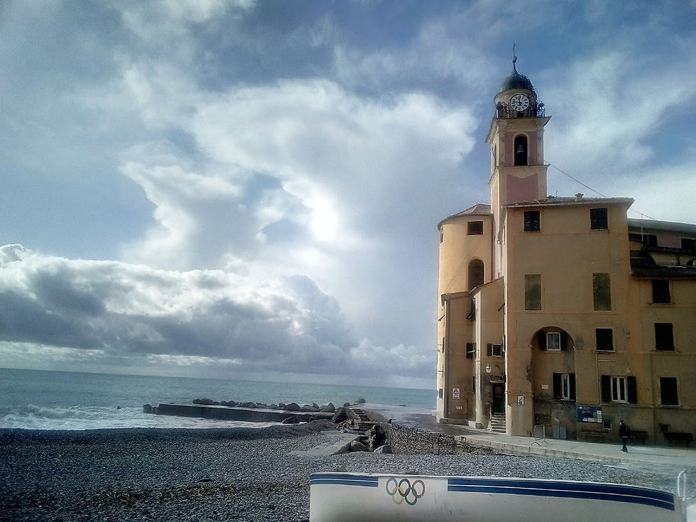 la basilica di Camogli e le onde sul molo