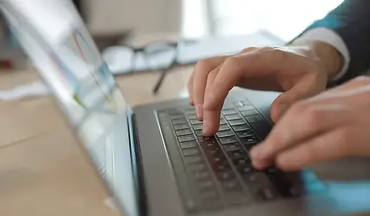 Bezig met laptop.webp