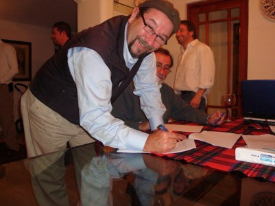 Dr. Billy Mallon firmando el acta de la primera reunión de SOCHIMU