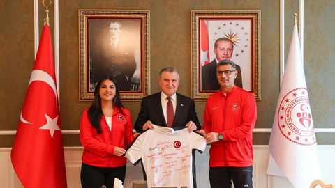 Bakan Bak, Avrupa Şampiyonu Atıcılık Milli Takımı’nı Kabul Etti