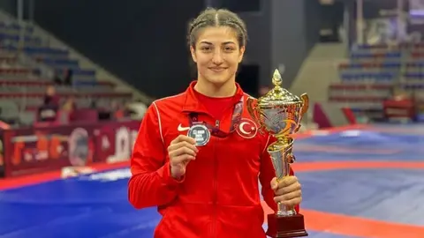 Elvira Kamaloğlu Avrupa İkincisi Oldu! Avrupa Güreş Şampiyonası’ndan Gümüş Madalya ile Döndü