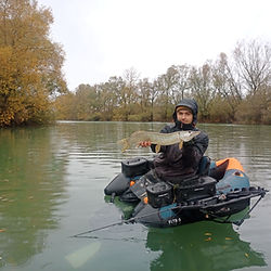 Augustin en float tube