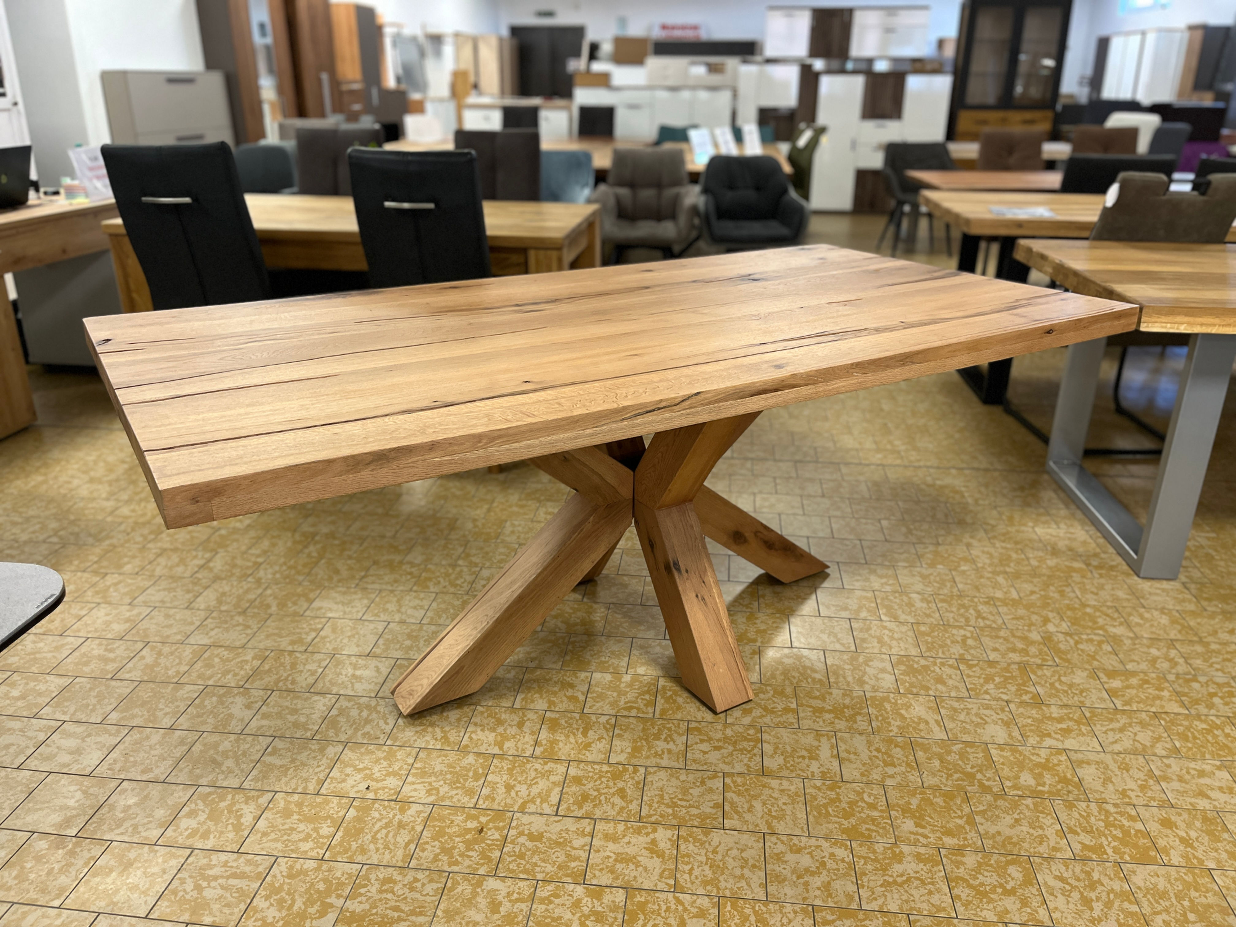 Moderner Massivholz Tisch 200cm x 100cm von Mix Möbel aus Preusisch Oldendorf, mit einem eleganten und Stabilen Spider-Gestell aus Massivholz, ideal für Esszimmer, Wohnzimmer oder Büros, handgefertigt, hochwertiges Design, langlebig und stillvoll.