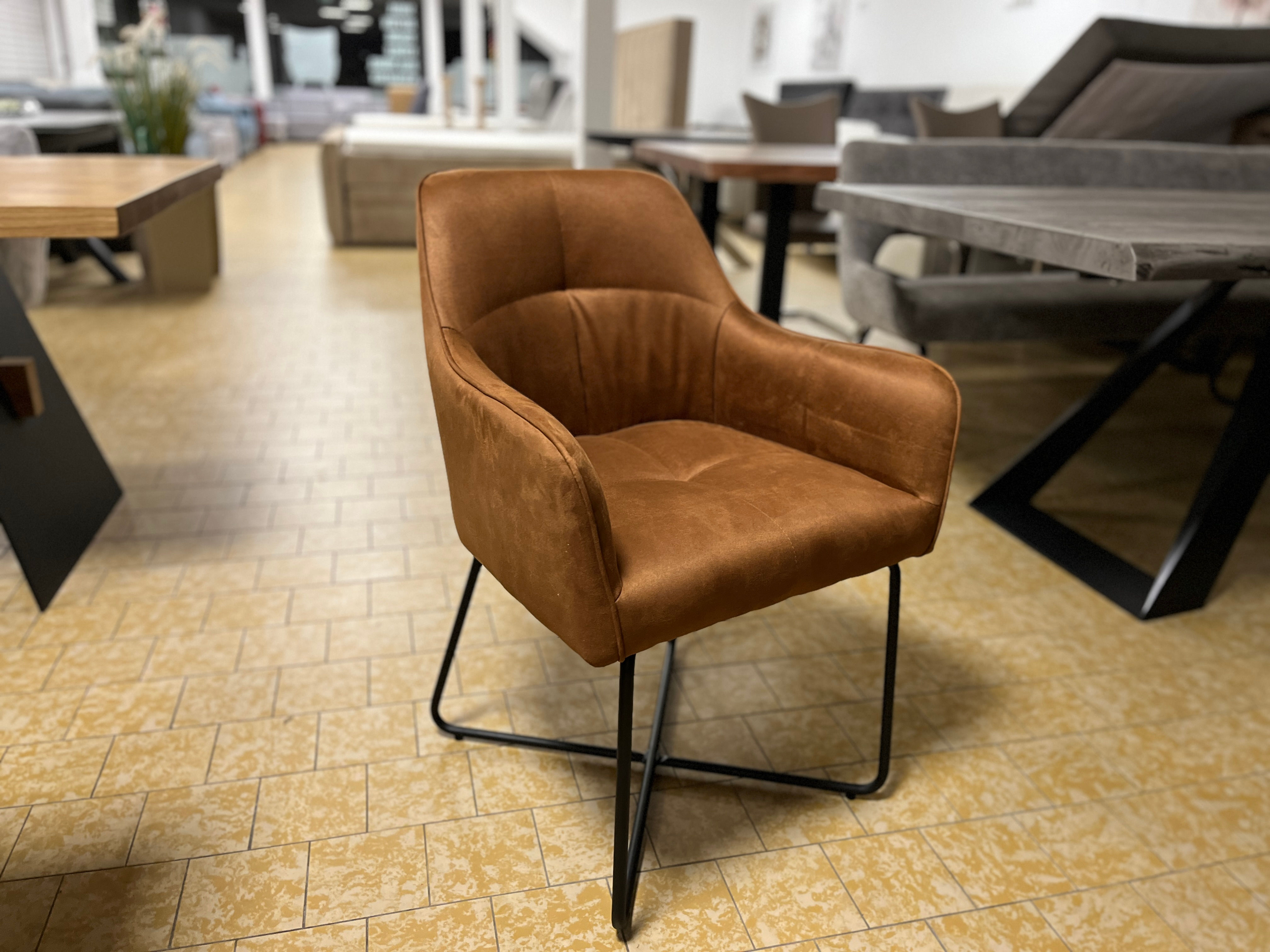 Moderner Schalenstuhl "Arne" mit ergonomischer Sitzschale und schlanken Beinen, ideal für stilvolles Wohnen.