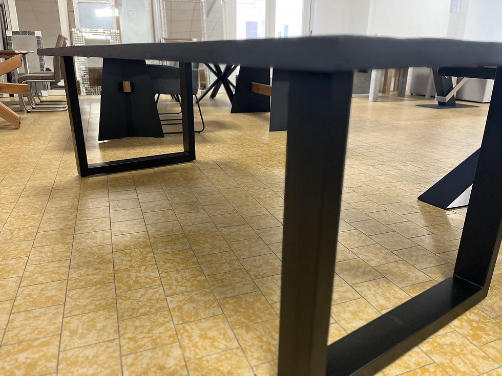 Miniaturbild: Schwarzer Esstisch aus Mangoholz mit lebhafter Maserung, robust und stilvoll, ideal für moderne Wohnräume.