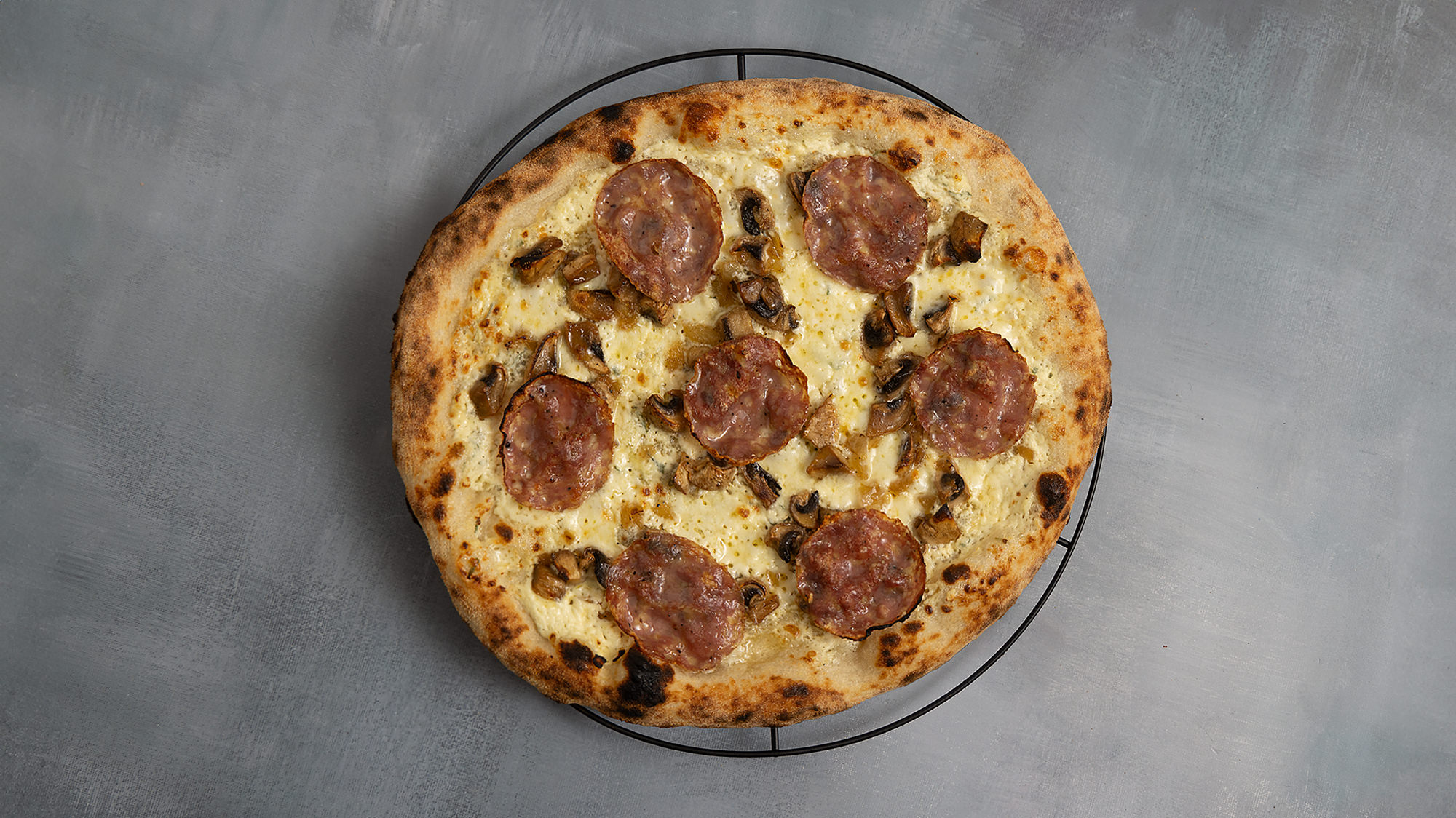 Hvit pizza med trøffelsalami, sopp og karamellisert løk