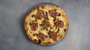 Oppskrift: Hvit napolitansk pizza med trøffelsalami, sautert sopp og løk