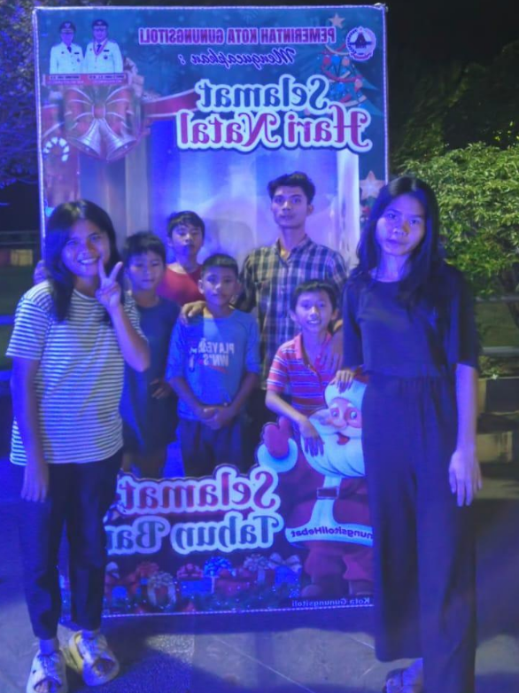 the children staying back at Yayasan Harapan Hari Esok take a group picture for Christmas