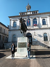 Photo de Clairvie devant la statue de Jeanne d'Arc à Vaucouleurs