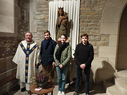 Photo de Clairvie et ses pages avec l'aumônier de l'association à l'Ermitage de Bermont