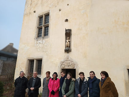 Photo devant la maison de Jeanne d'Arc à Domrémy