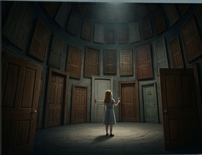 Menina de vestido azul em sala circular escura cercada por muitas portas, com clima de mistério.