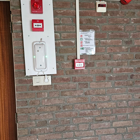 De nieuwe handmelder met sirene en draadloos Fireangel relais gemonteerd