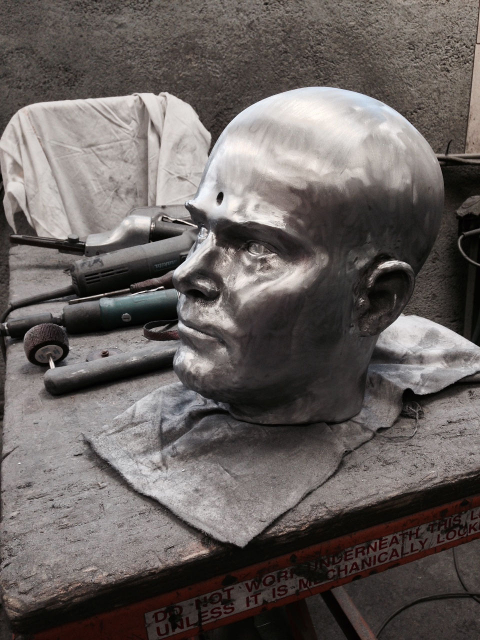 Polissage de la tête en cours ©Hervé ALL / ADAGP 2015