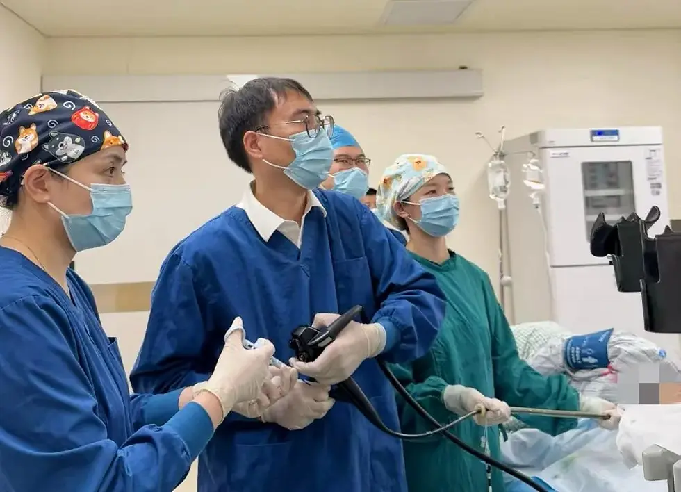 Dr. Zhang Yiyang (center) and his team performing small bowel endoscopy