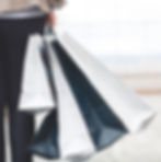 Persona con sus bolsas de compras
