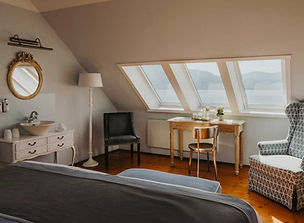 Suite 7 Masterbedroom Waschtisch(c)Fichtner_VillaWeiss.jpg