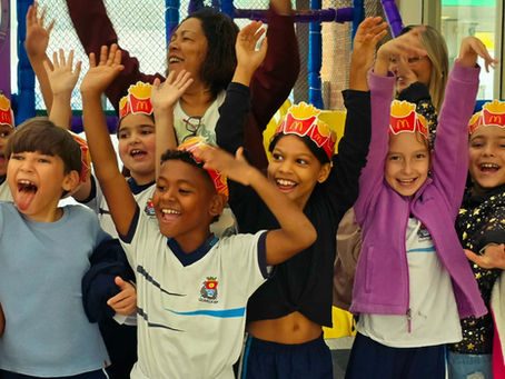 Fundo Social de Guarujá promove Tarde Feliz com 90 alunos de escola municipal