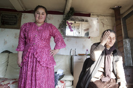 Report on a Roma community on the outskirts of Paris