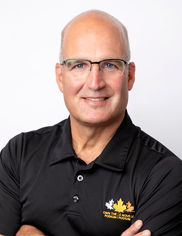Le Dr Andy van Neutegem est vice-président, Sciences de la performance, recherche et innovation à À nous le podium, où il supervise les activités de recherche et d’innovation pour le sport de haute performance au Canada. Il possède un parcours académique en tant que membre du corps professoral et directeur de département au Camosun College, et est professeur associé à l’Université de la Colombie-Britannique. Il a obtenu son doctorat en 2007 à l’Université de Southampton. Andy a été directeur de la haute performance de l’équipe nationale de rugby en fauteuil roulant et directeur général à Hockey Canada, où il était responsable du programme national de hockey sur luge.