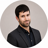 Portrait d'homme professionnel en studio.png