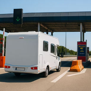 Camping-car arrive devant un péage