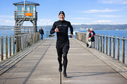 Läufer auf der Pier bei Sonnenschein