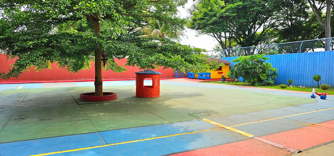 Circuito projetado para aventuras sobre rodas, onde crianças exploram movimentos e risadas.