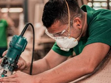 Profissional trabalhando na industria