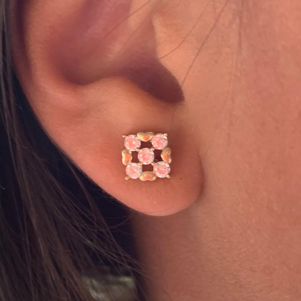 Brinco quadrado com detalhes - com 5 Ponto de Luz e 4 Corações