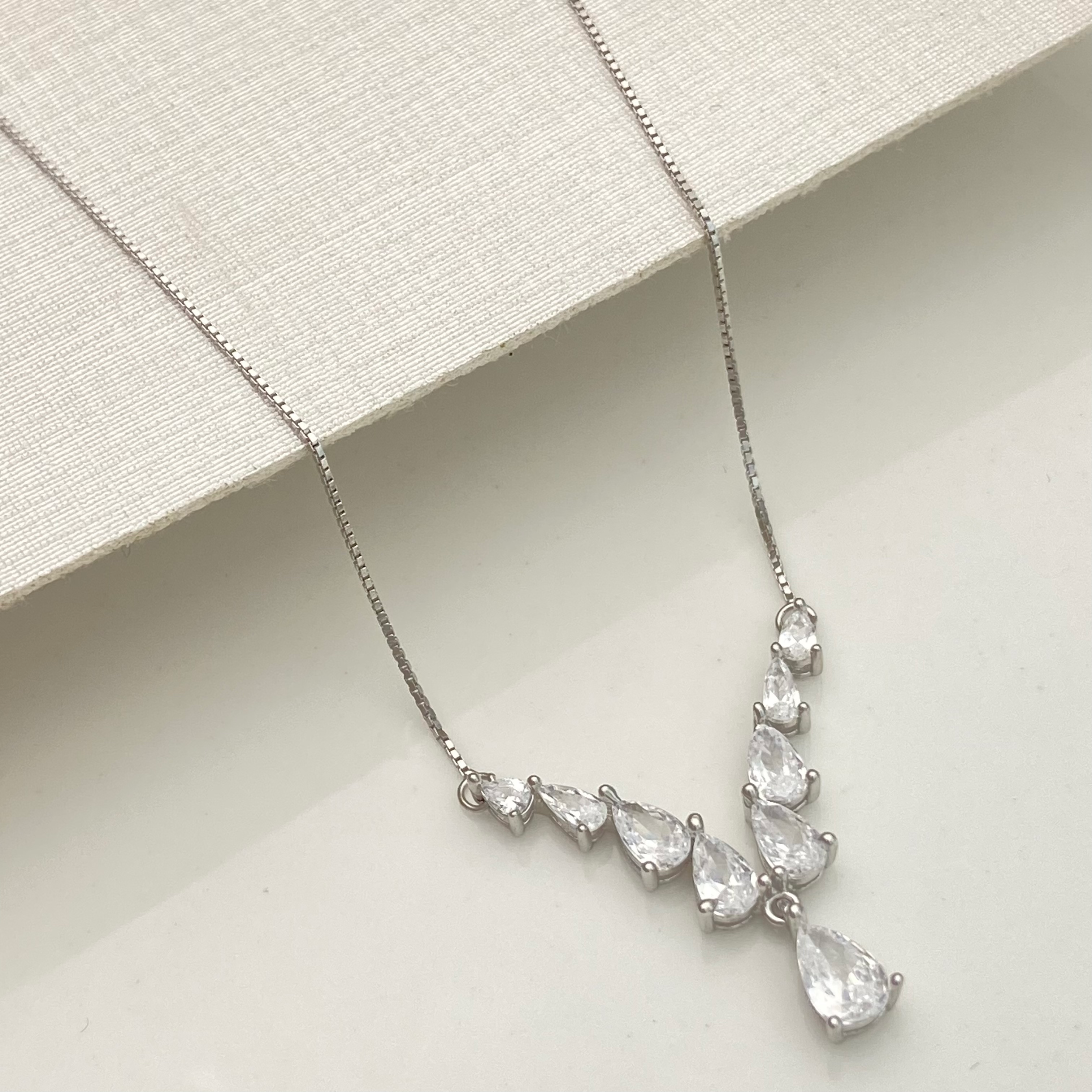 Gargantilha veneziana e pingente canga cravejada em gotas