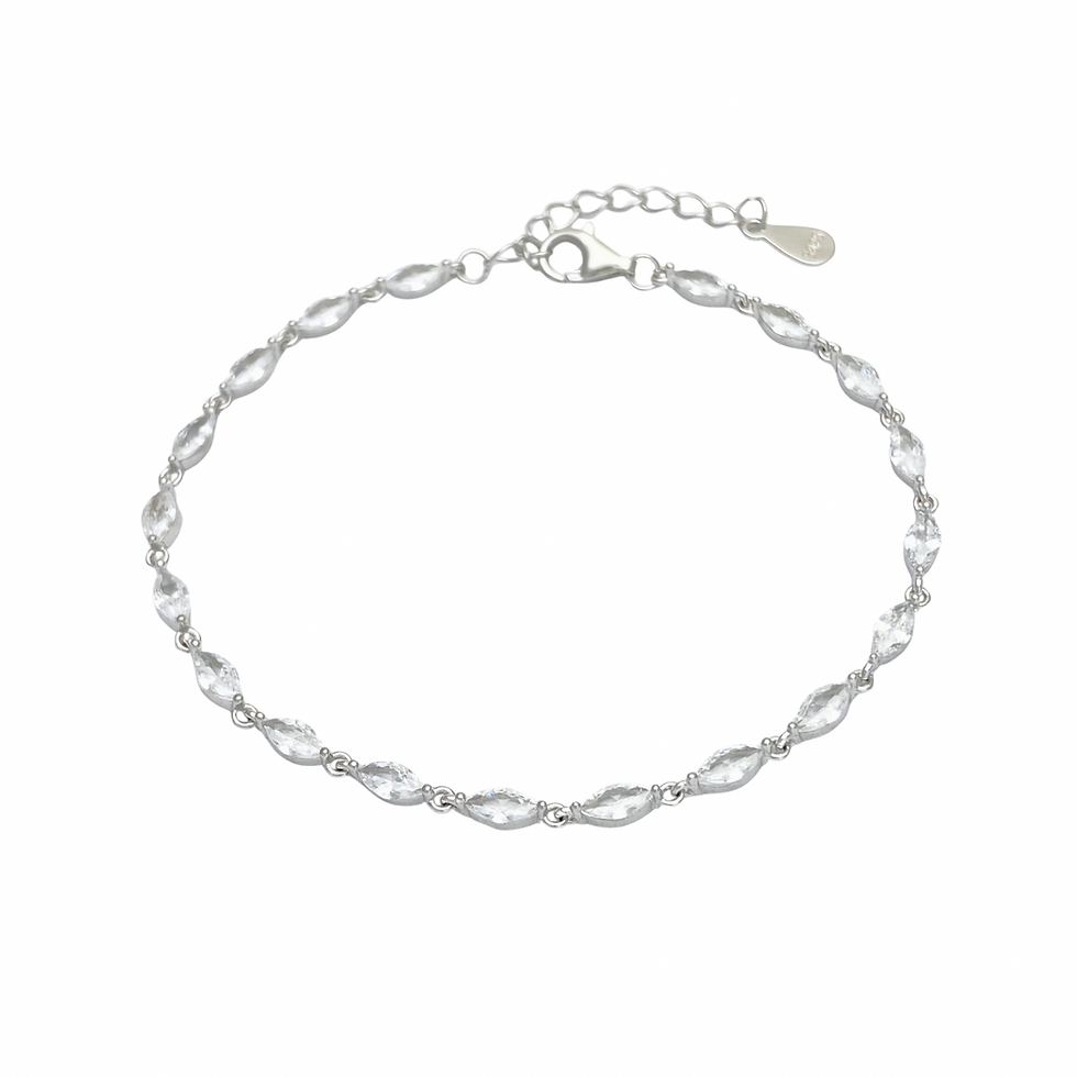 Miniatura: Pulseira toda trabalhada composta por navetes brancas