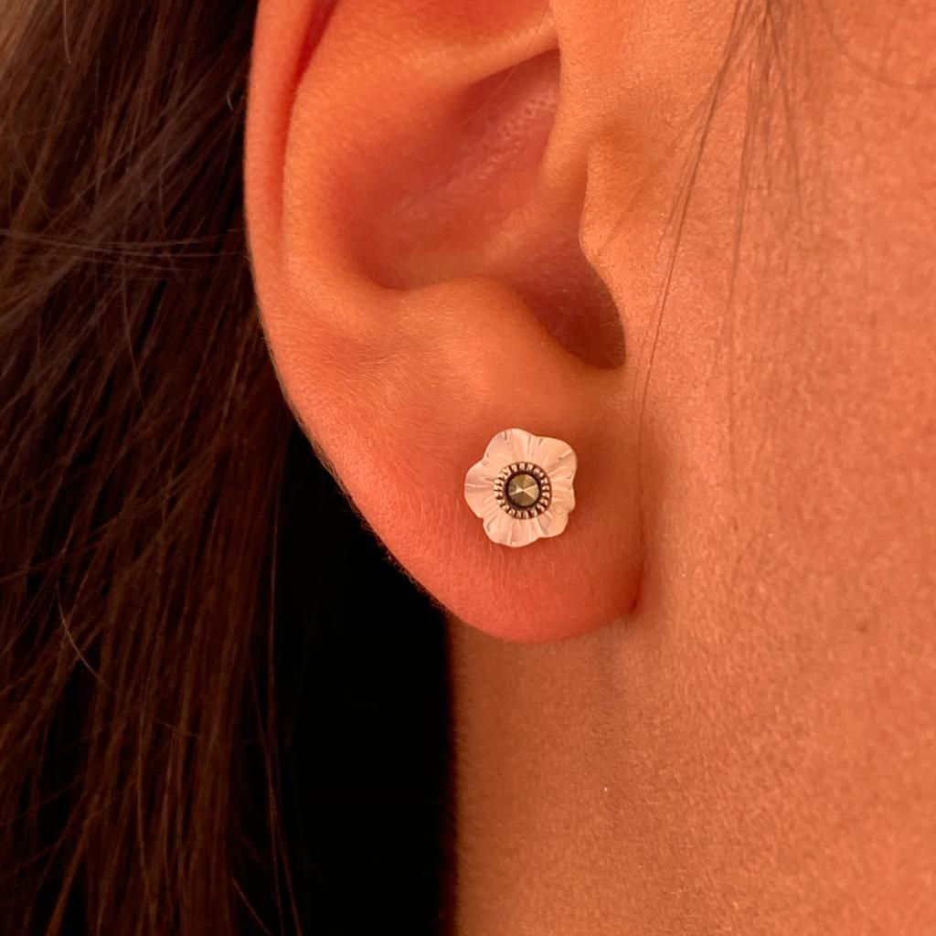 Brinco Flor Madrepérola com Marcassita