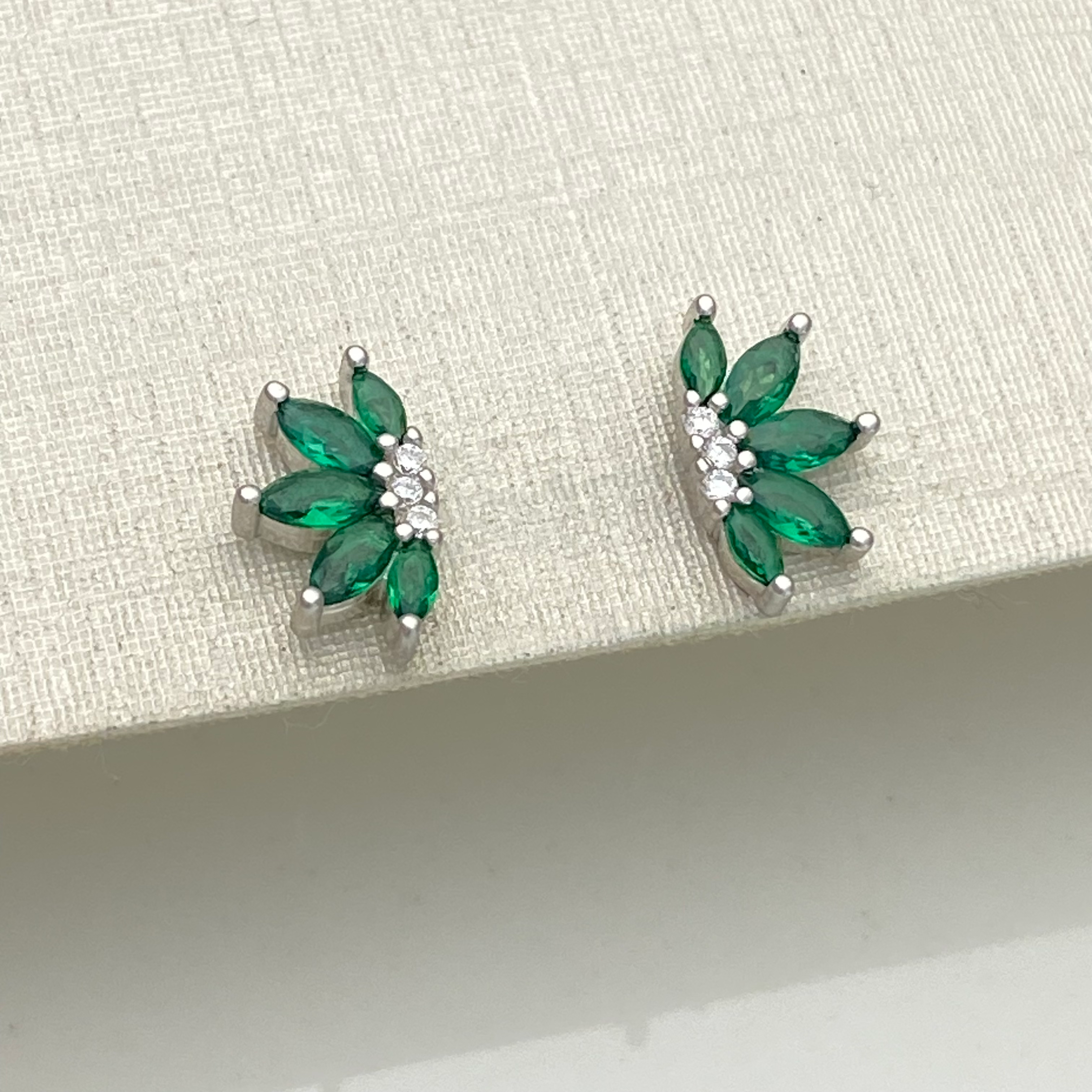 Brinco Meia Flor cravejada - Verde