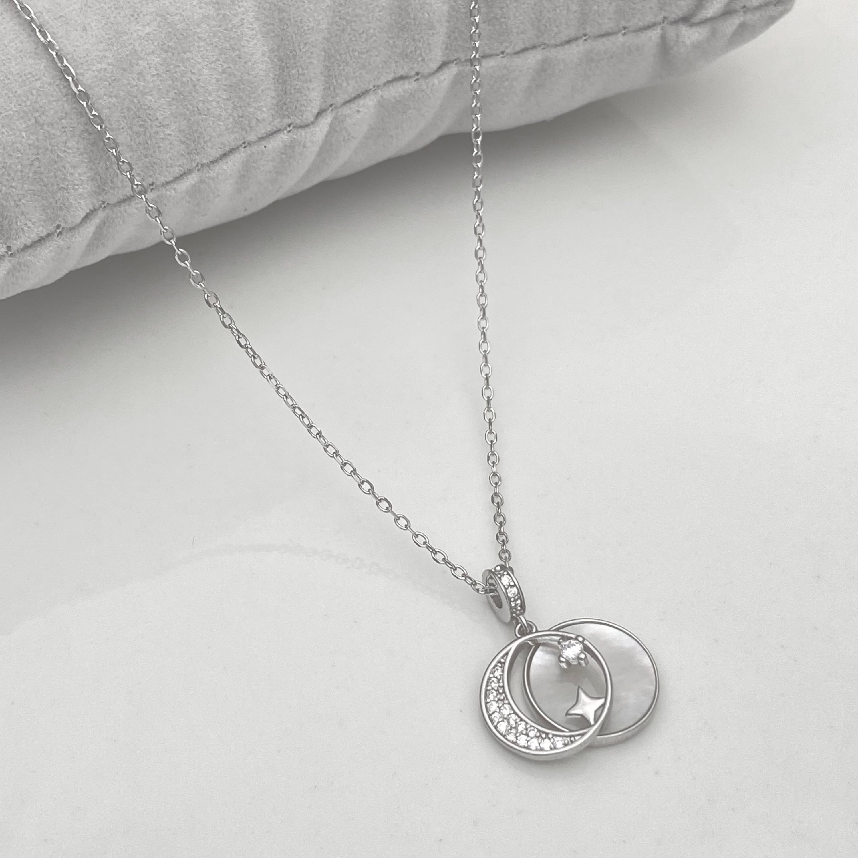 Gargantilha Lua cravejada e fundo móvel em Madrepérola