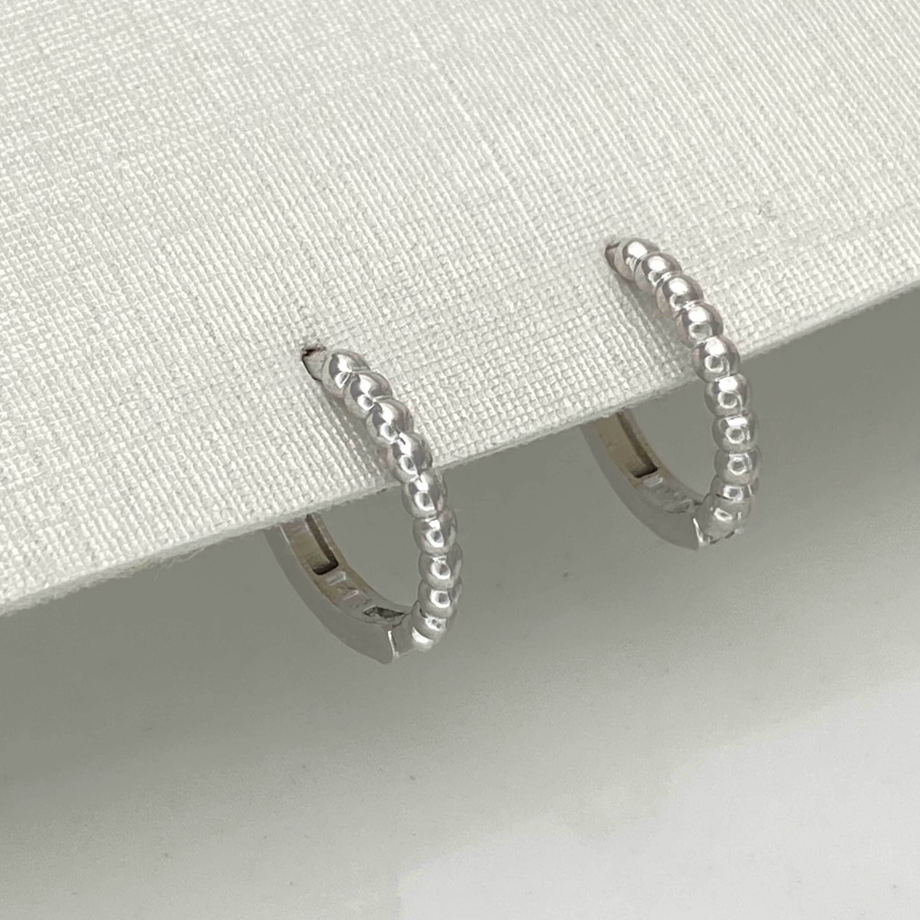 Brinco Argola Fio bolinhas na frente - 11,8mm