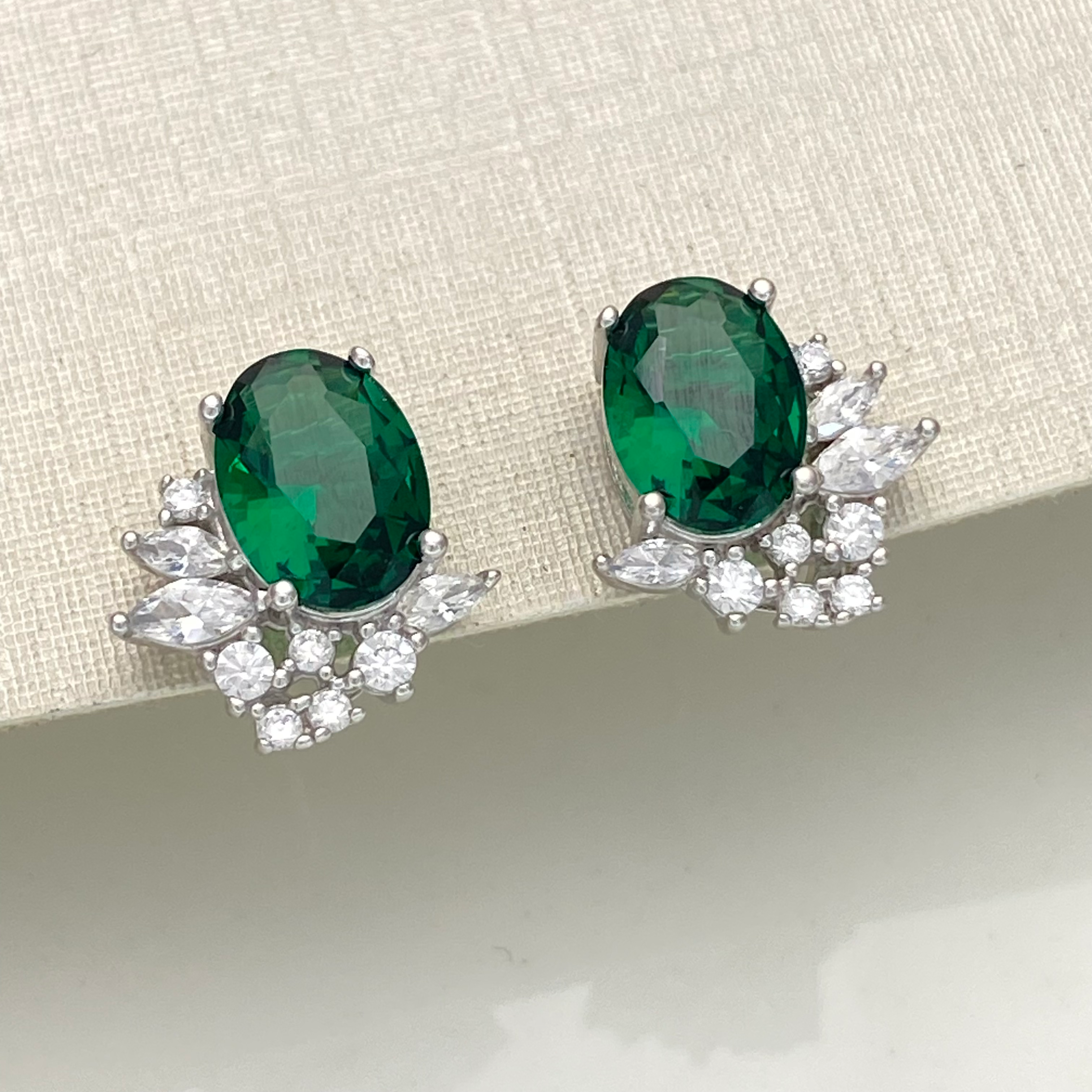 Brinco Esmeralda oval com navetes de zircônias