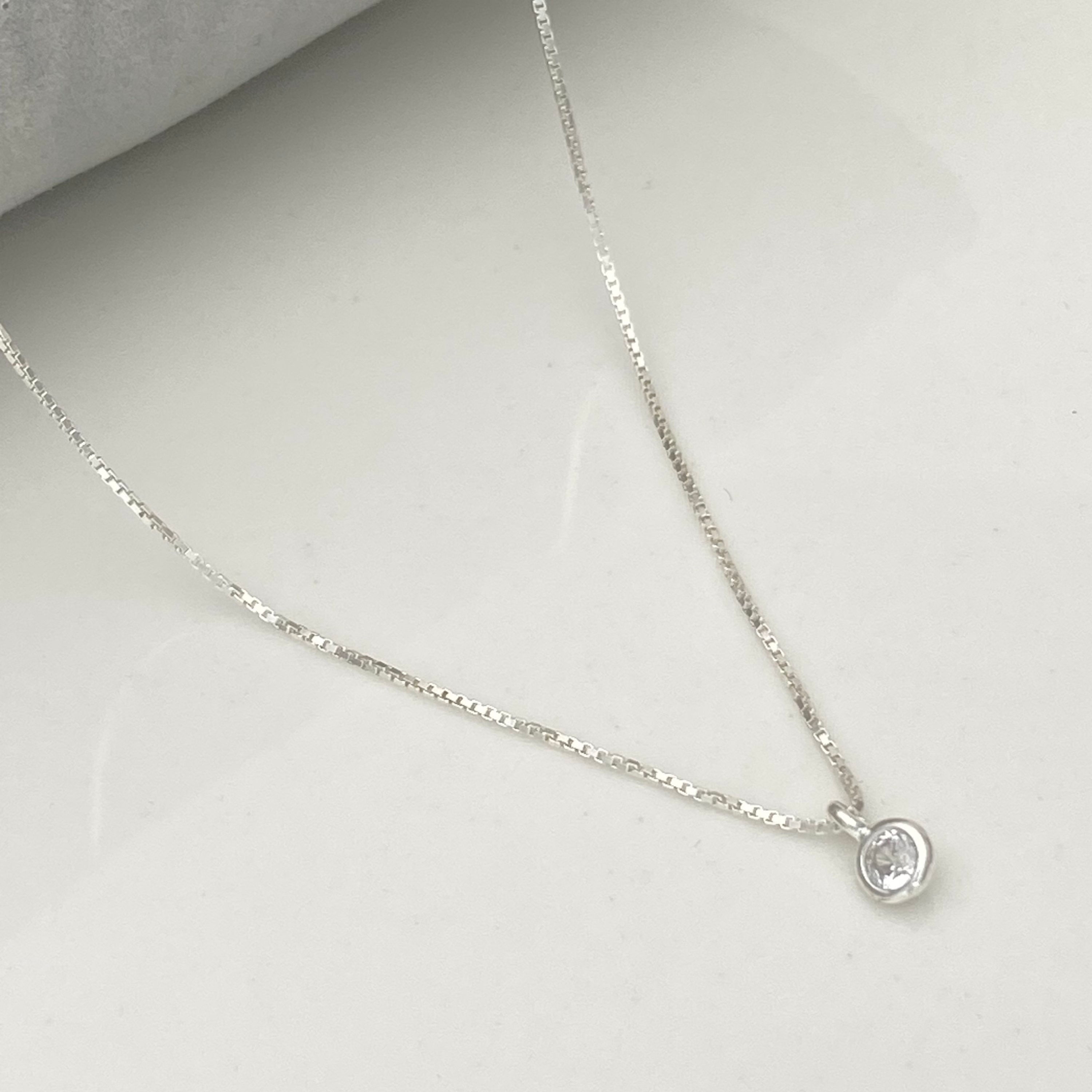 Gargantilha com Ponto de Luz em Prata