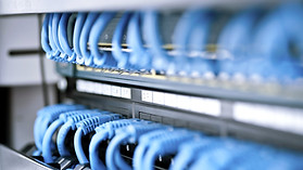 Netzwerk-Hub und Kabel