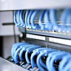 Netzwerk-Hub und Kabel