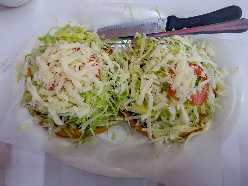 dos sopes de chicharron