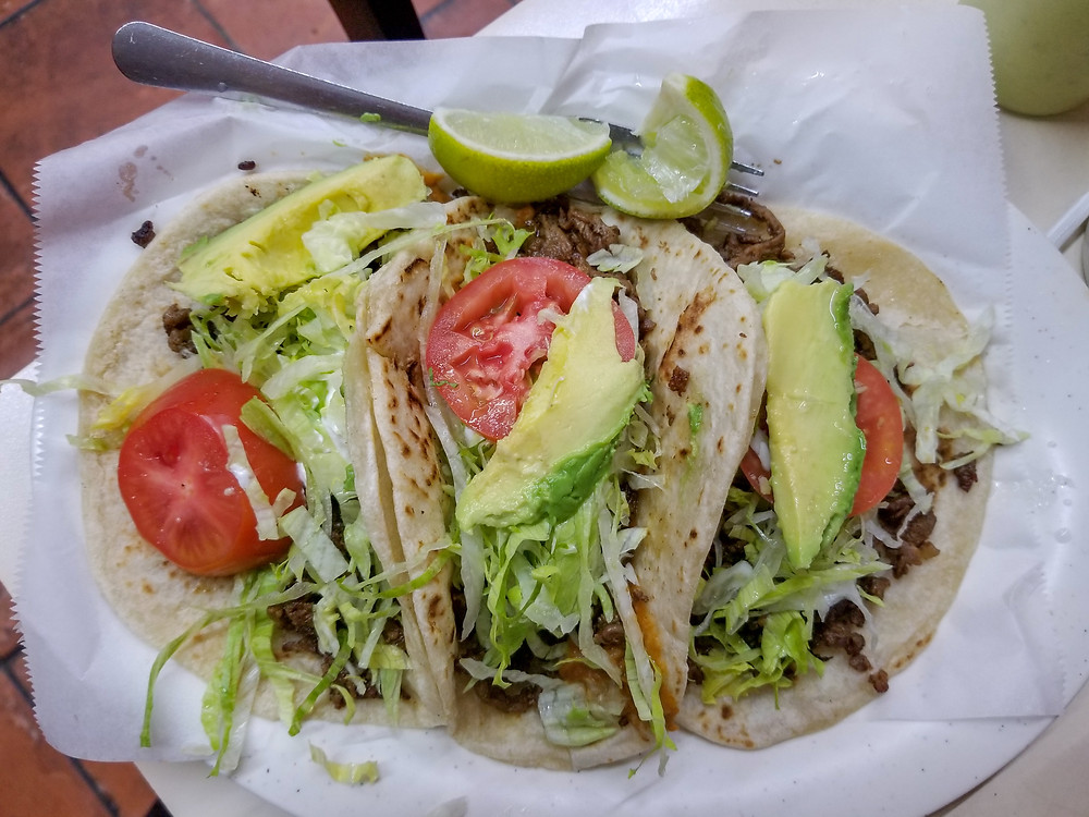 tres tacos de carne asada