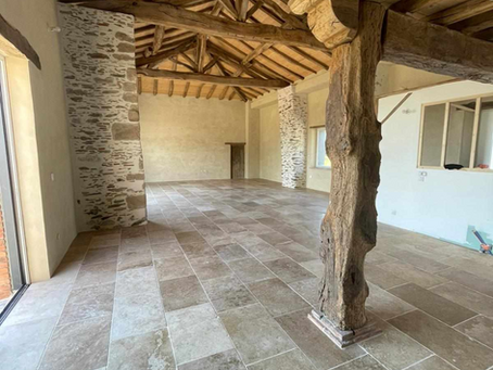 Dallage intérieur en travertin (pierre naturelle)