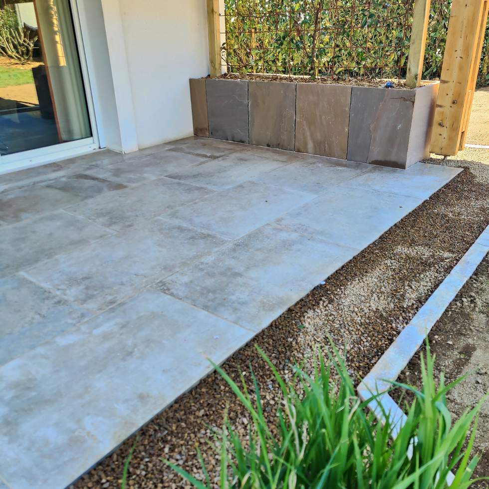 Réalisation Aspect Pierre - Dallage en grès cérame avec jardinière (vue de la jardinière)