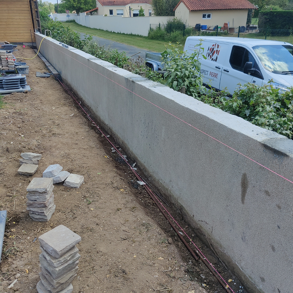 Muret avant la pose de l'habillage en ardoise et en bois